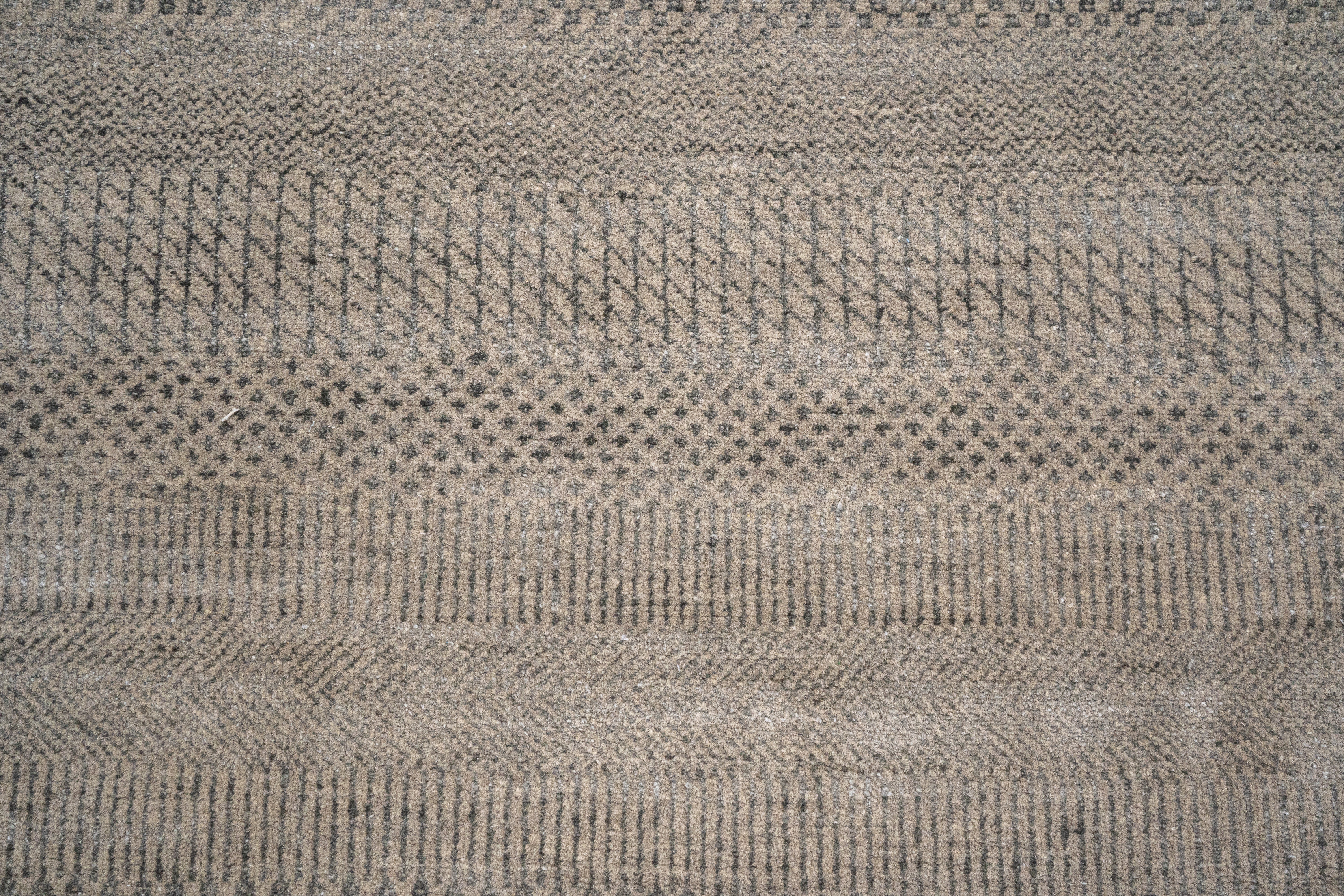 Handknotted Carpet, DIA- 1621 MCN, Grullo & Wenge